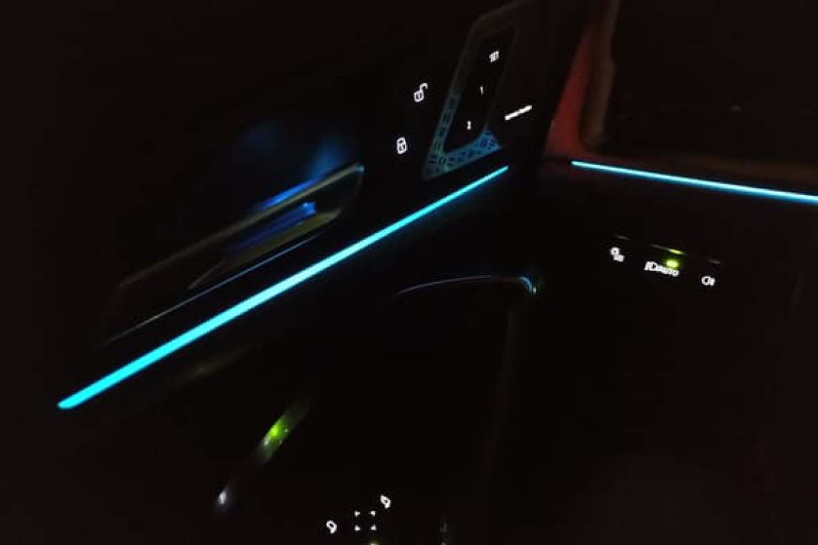 The interior of the BMW iX1 incorporates lights creating an evolving atmosphere.
